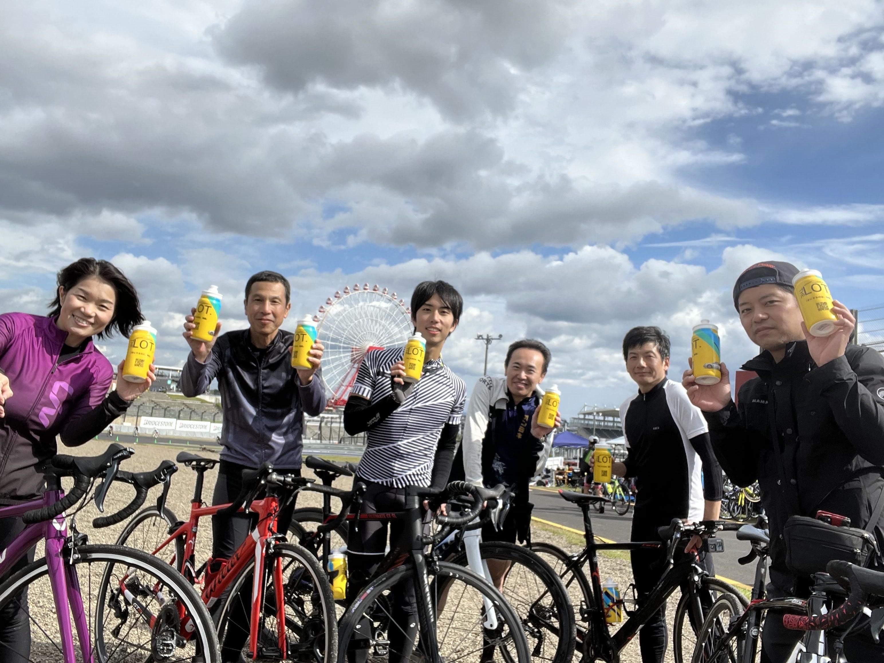 ゴール後：チーム集合とTHE LOT.オリジナルボトル
