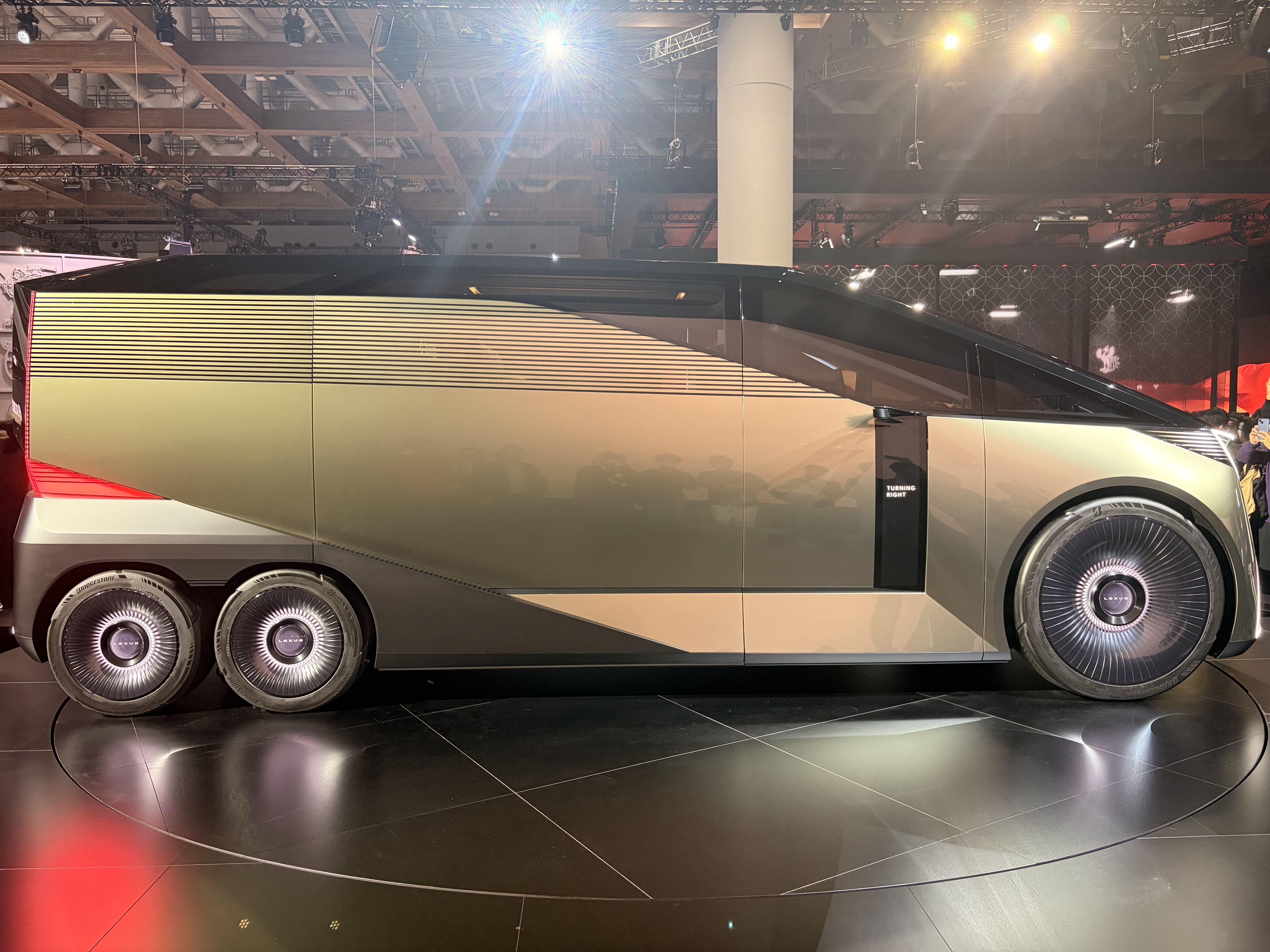 レクサス 6輪コンセプトモデル