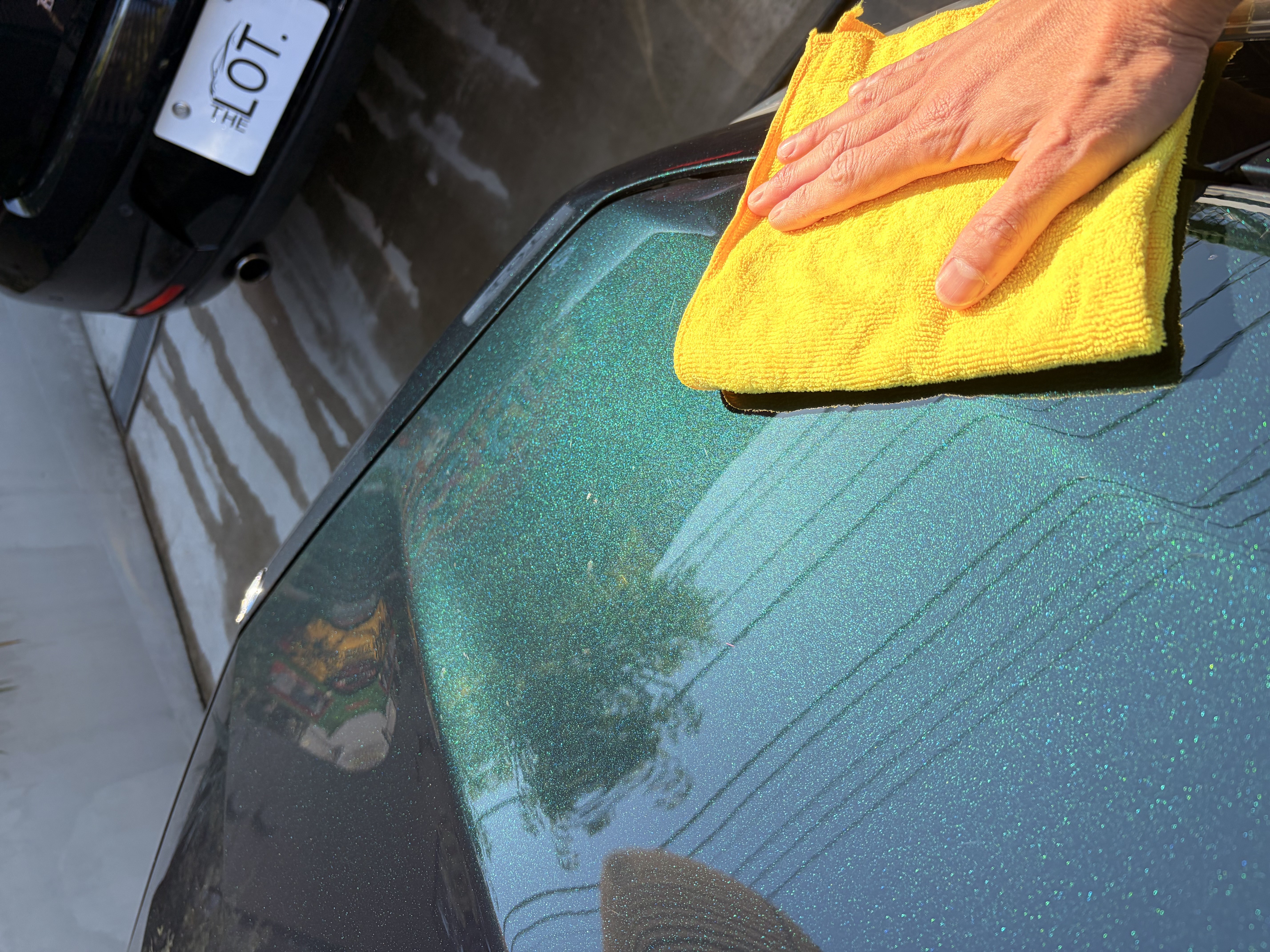 ボディをマイクロファイバーで丁寧に拭き上げる様子